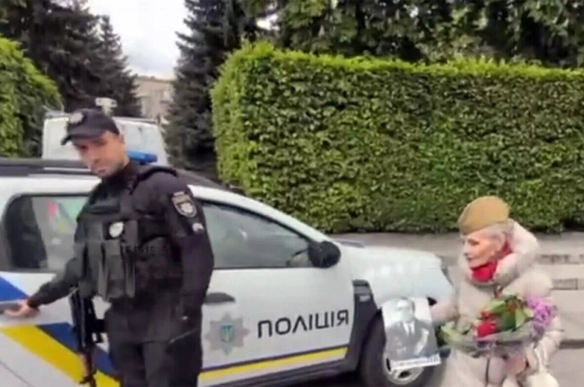    Женщина пришла возложить цветы, чтоб почтить память героических предков.