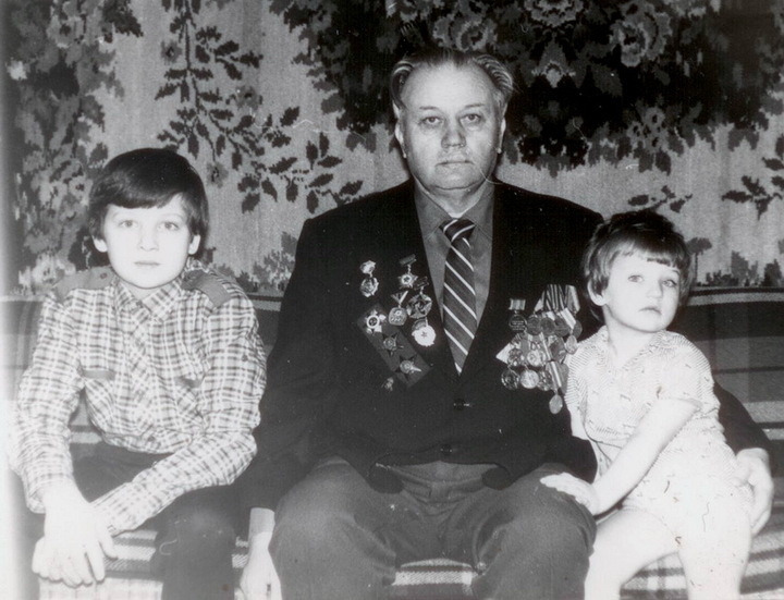 Дмитрий Колдун с братом и дедом Павлом КалиновичемФото: Из личного архива