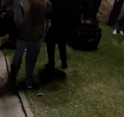 При этом в толпе нашлись и те, кто выпил спиртного. Люди утверждают, что заметили несколько мужчин с перегаром, которые не очень хорошо ориентировались в пространстве. Некоторые мужчины во время инсталляции кричали в толпе "вы что, пройти не можете, мне ничего не видно". Очевидцы сообщают, что люди ставили детей на бортики у скульптуры "Стоять насмерть" и один ребенок едва не упал в воду.📷
