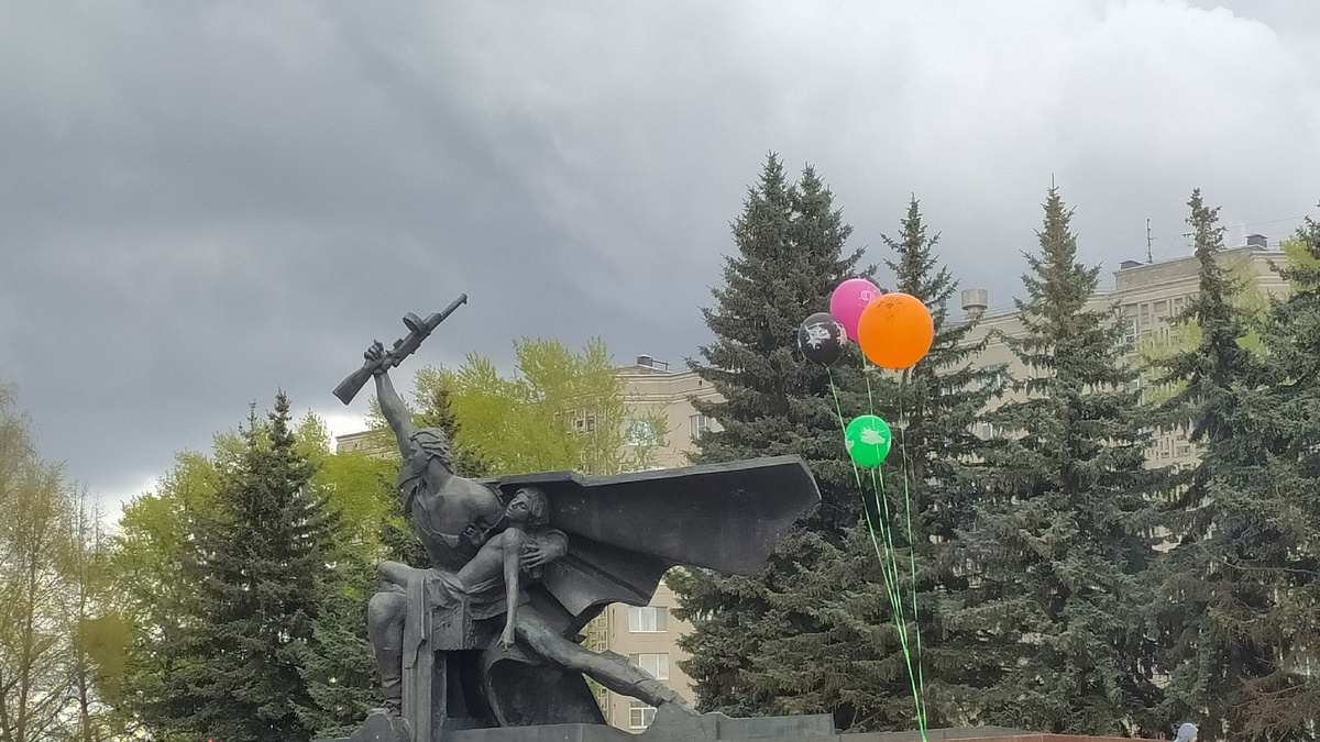 Мирного неба нам всем! Пусть летают в нëм добрые цветные шары и не придëтся глушить интернет в праздник