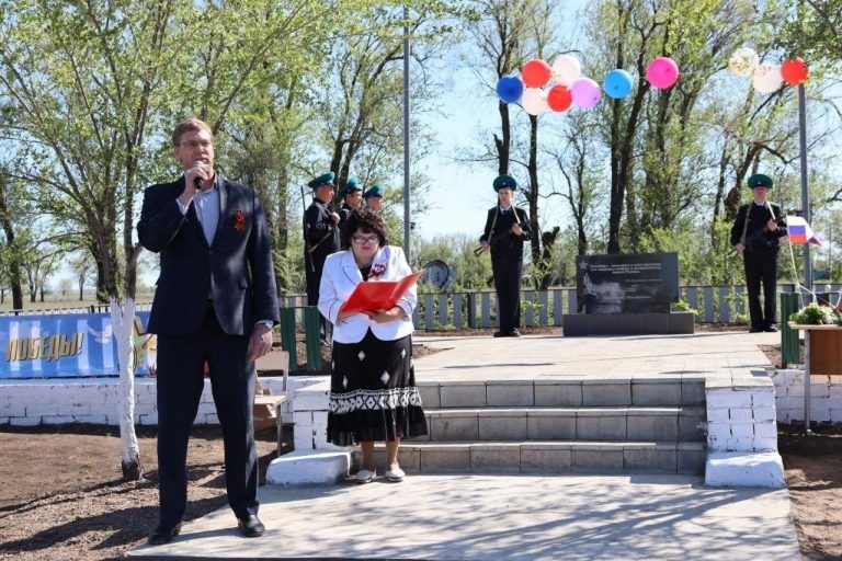    В Каменном Первомайского района День Победы встретили у нового обелиска Антон Пичурин