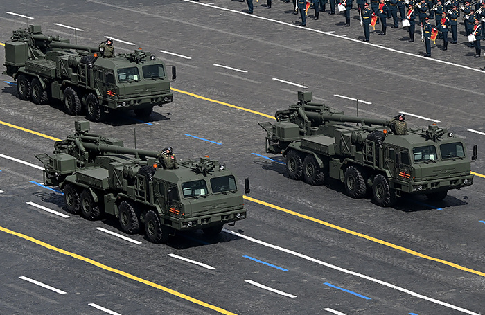    Самоходные артиллерийские установки «Гиацинт-К» и самоходная артиллерийская установка «Мальва» на Красной площади в Москве на военном параде, посвященном 80-летию Победы в Великой Отечественной войне.Максим Богодвид/Фотохост-агентство РИА Новости