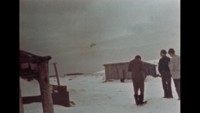 Кадр из ролика. Самолет заходит на второй круг.