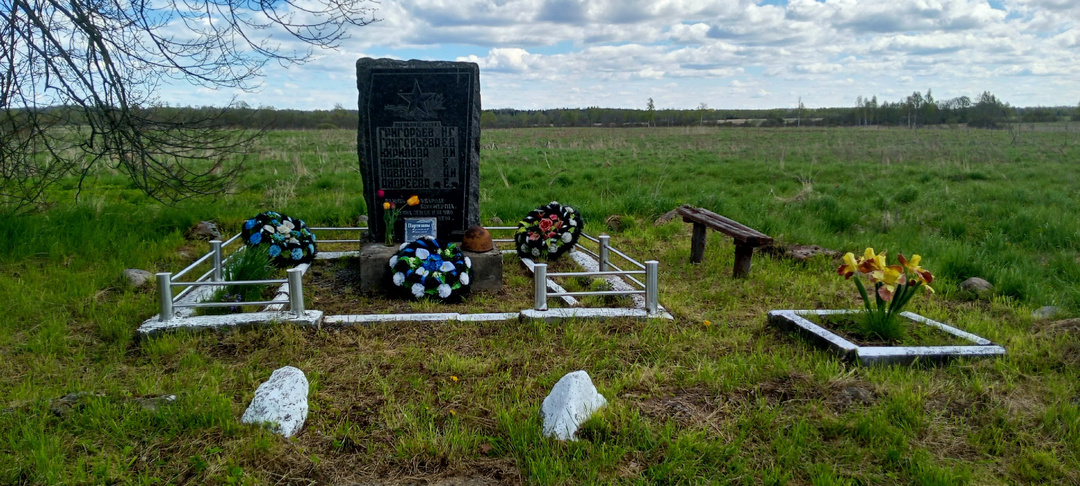 Обелиск в сожженой деревне. В день Победы