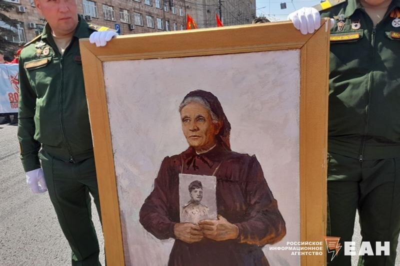    Во главе колонны картина - образ матери, во все времена ждущей сыновей