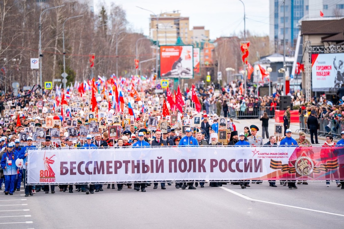    Участники акции «Бессмертный полк» в Ханты-Мансийске поделились историями своих героев, ковавших Великую Победу