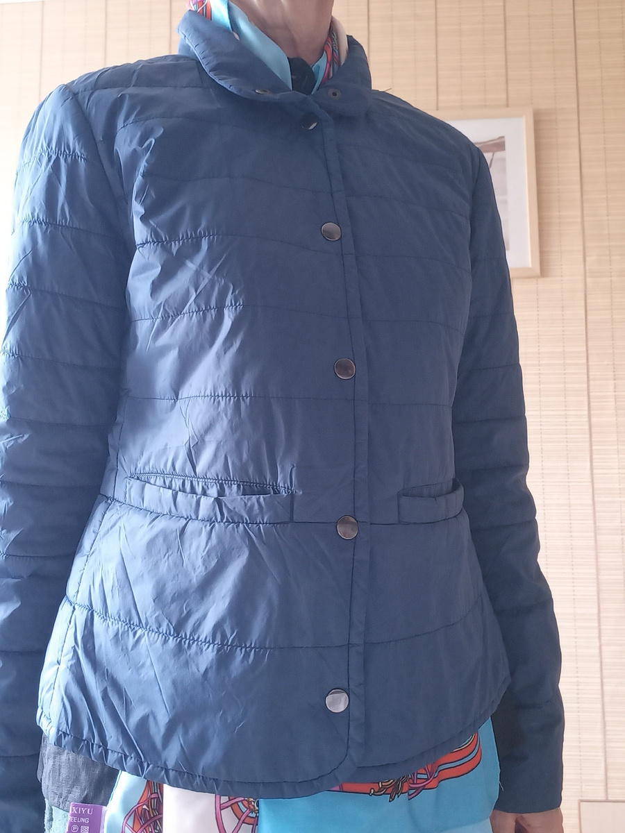 Это очень тонкая куртка. Удобно взять в путешествие (мало  места займёт), также под пальто можно надеть. 