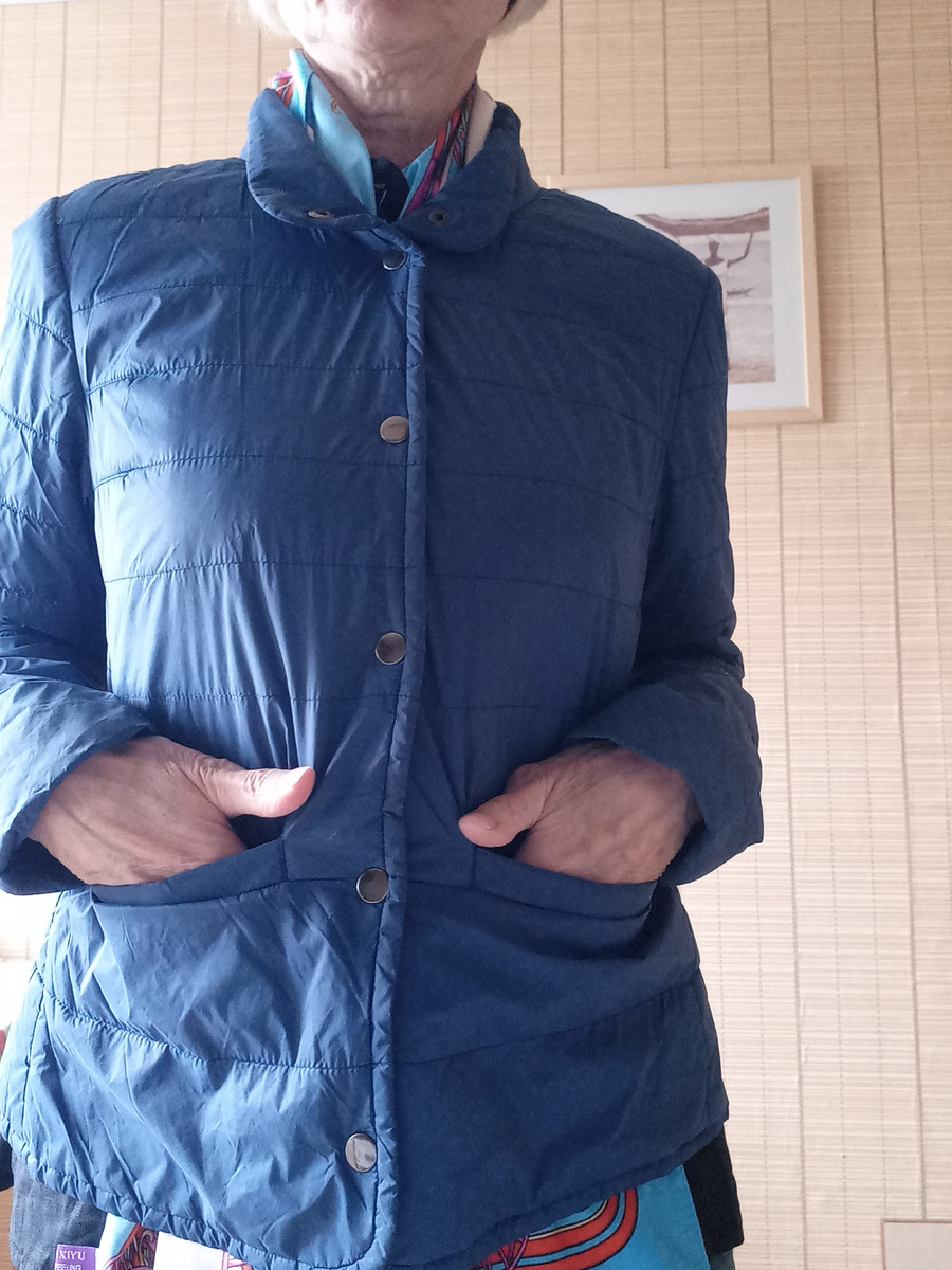 OVS - итальянская компания по производству одежды.  У неё есть магазины в 35 странах. Это крупнейший розничный продавец одежды в Италии 