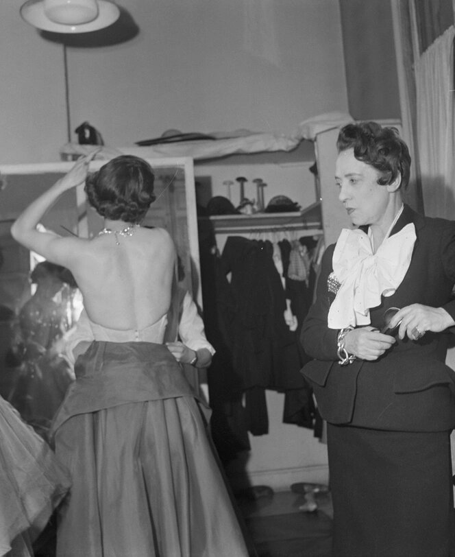 Эльза с моделями в примерочной, 1950 год