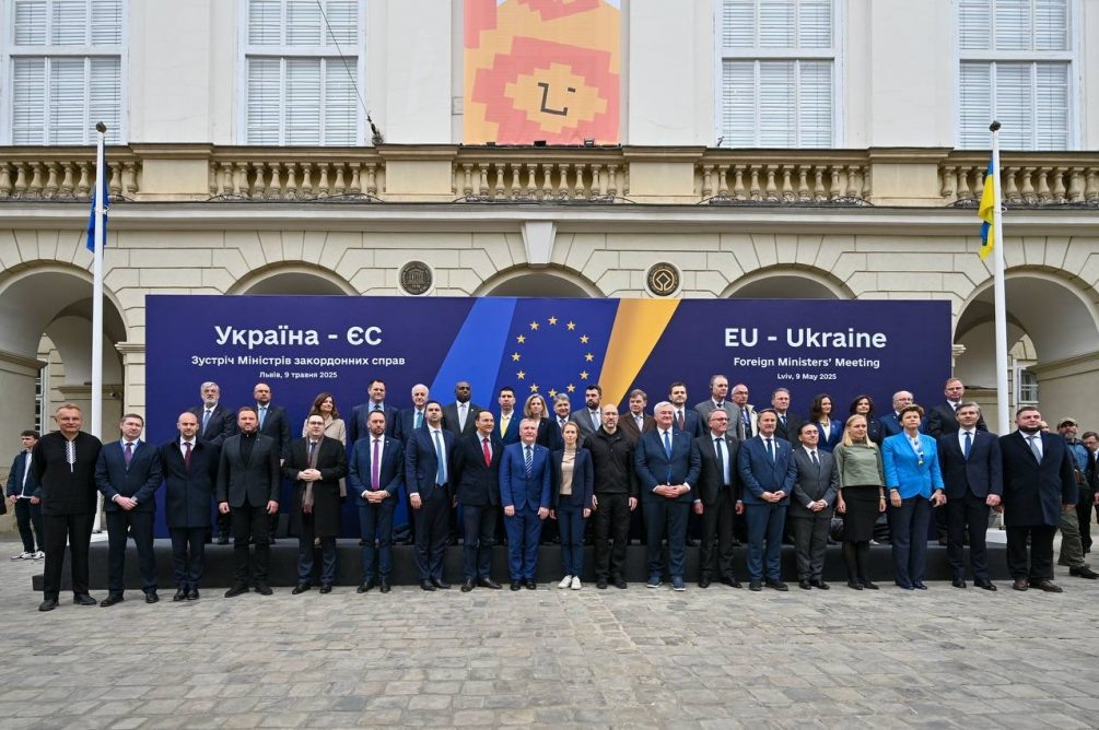  Львов. Министры празднуют День Европы. (Фото МИд Украины).
