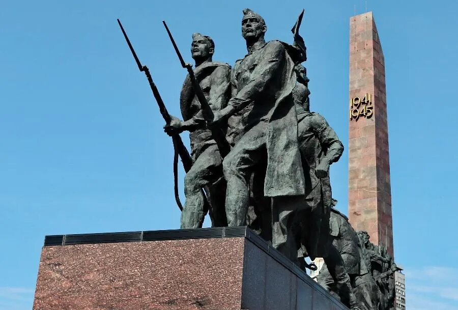 Скульптурная композиция «Солдаты» — она расположена на южной стороне мемориала, именуемой площадью Победителей./ФОТО Дмитрия СОКОЛОВА