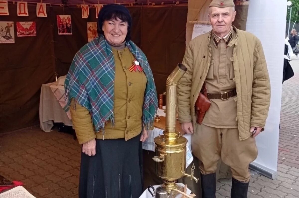    В партизанском лагере под Брестом гостей угощают чаем из тульского самовара