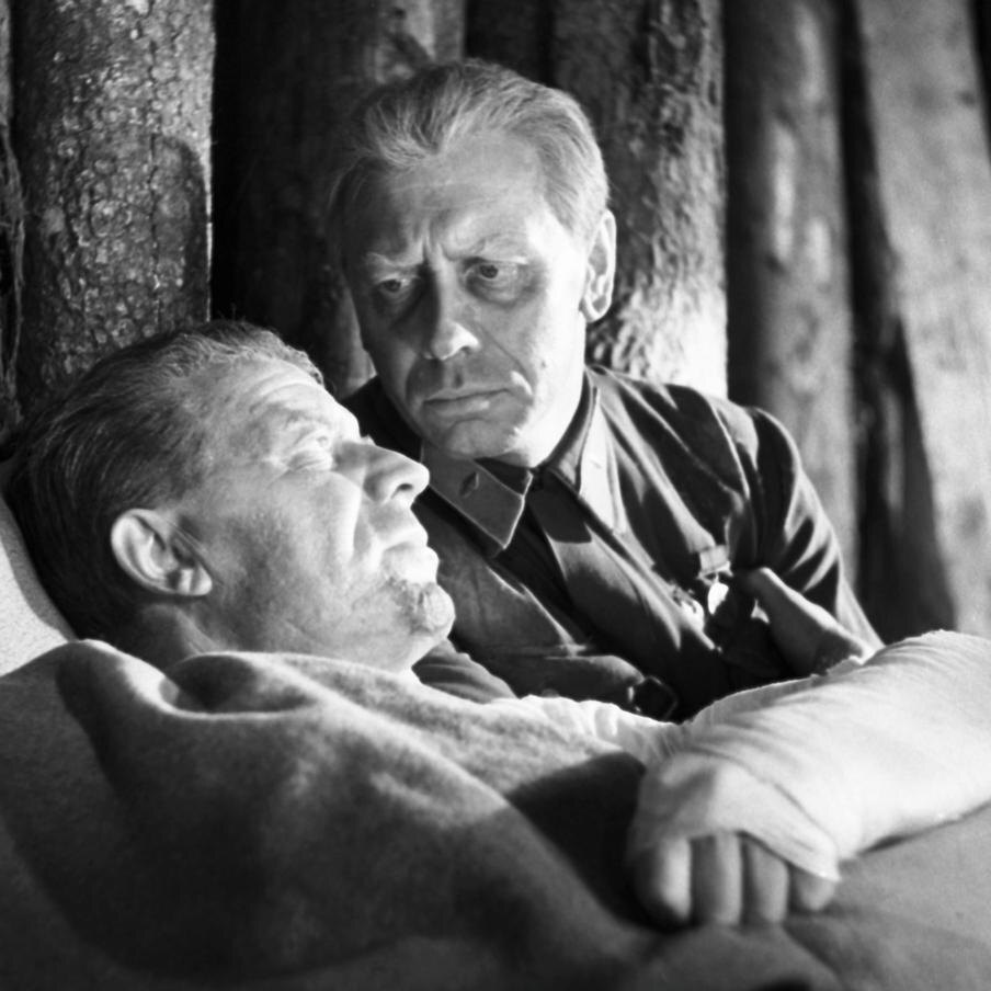 Анатолий Папанов (на заднем плане) в роли генерала Серпилина в кинофильме "Живые и мёртвые". © РИА "Новости" 