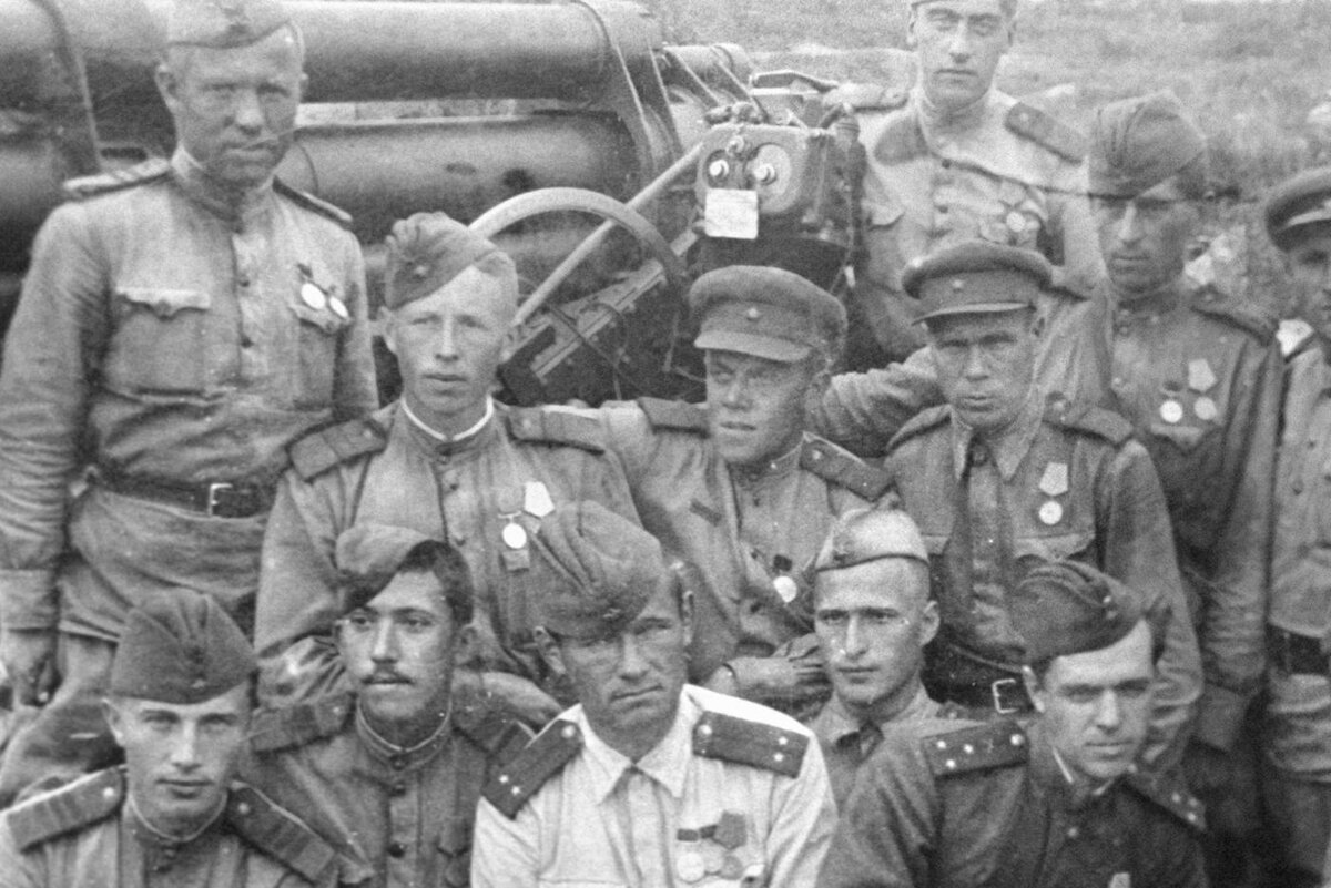 09.09.1944. Великая Отечественная война 1941–1945 гг. Командир отделения разведки 72-го отдельного зенитного дивизиона старший сержант Юрий Никулин (2-й слева в 1-м ряду) с боевыми товарищами. Ленинградский фронт. Дмитрий Чернов / © РИА "Новости" 