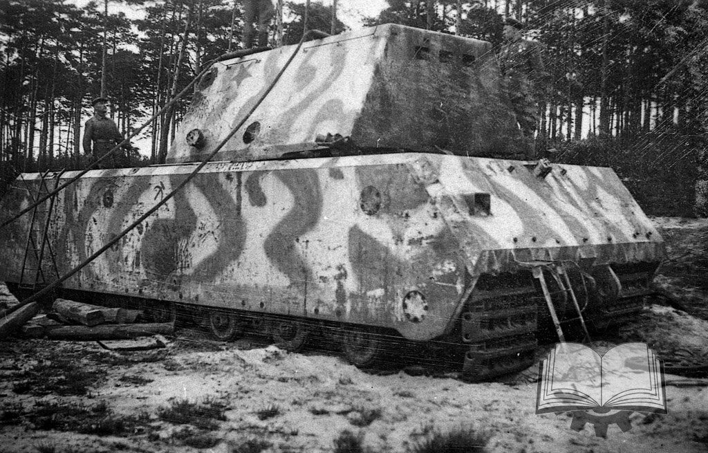 Typ 205/I не получил значительных повреждений. На этом фото советские солдаты демонтируют с него массогабаритный макет башни;