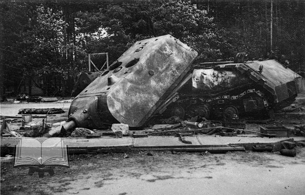 А вот Typ 205/II был практически полностью уничтожен, зато сохранилась башня;