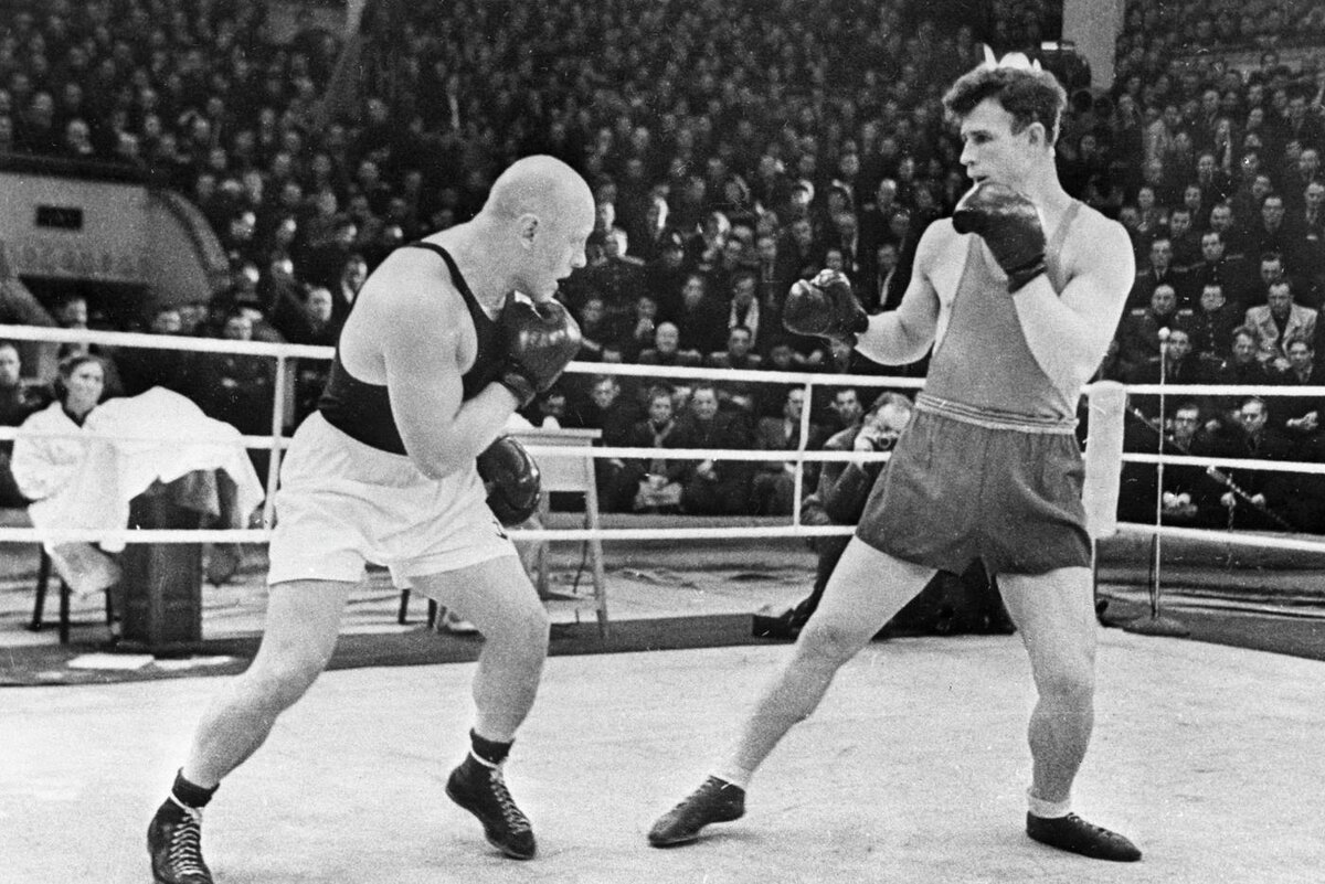 Чемпион Советского Союза по боксу Николай Королёв (слева). Во время войны наш тяжеловес не раз крепко давал гитлеровцам по зубам. Юрий Долягин / @ РИА "Новости" 