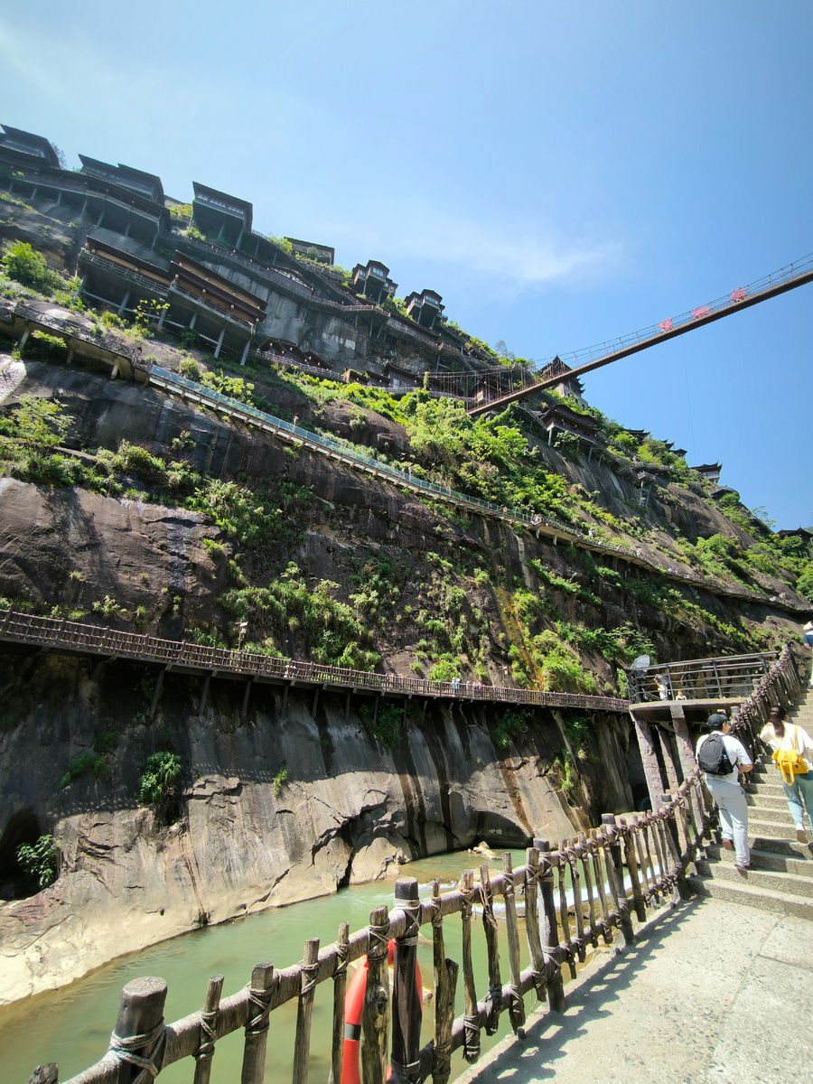 Здания установлены прямо на горе, а добраться до них можно с помощью вереницы мостиков