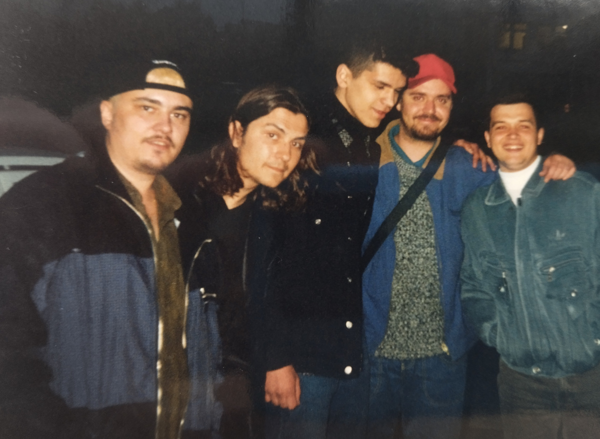 Михалок в красной кепке, я - слева с закрытыми глазами. А слева от меня - Пашаня, который нынче Trubetskoy