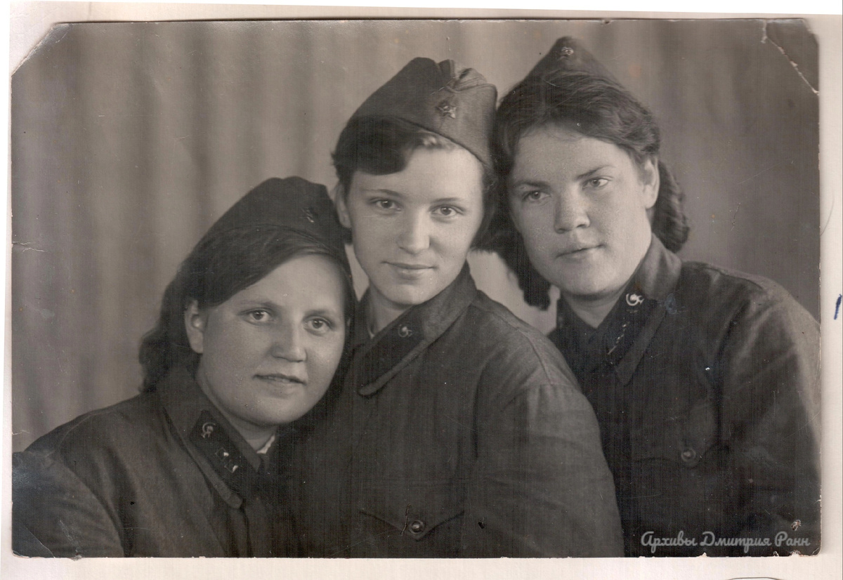 На снимке  в центре моя бабушка, Надежда Лисунова с подругами и коллегами. В/ч 2012