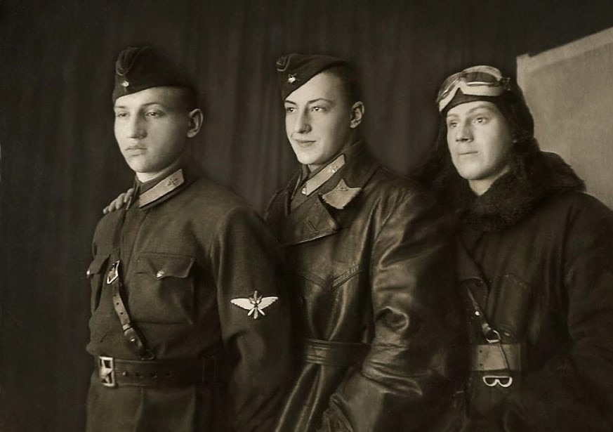 Доброволец-военный летчик Владимир Довейко (в центре)