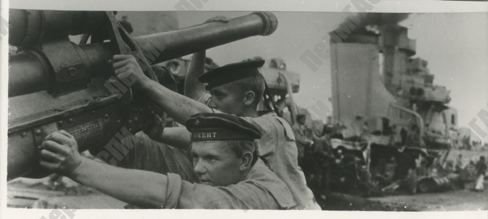 Моряки линкора «Ташкент» грузят на его борт артиллерийские орудия в порту г. Новороссийска для доставки их в г. Севастополь. 1942 г. ПермГАСПИ. Ф.8043. Оп.1И. Д.421. Л.14