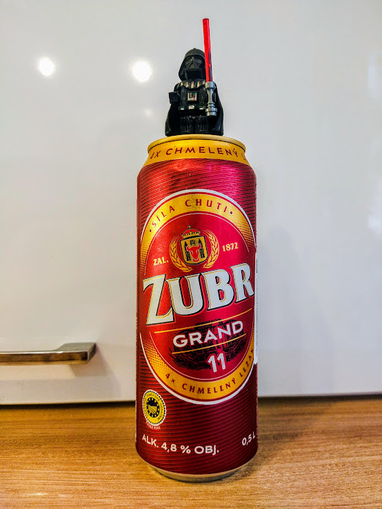 Банка красивого красного( или гранатового? Бордового?) цвета.