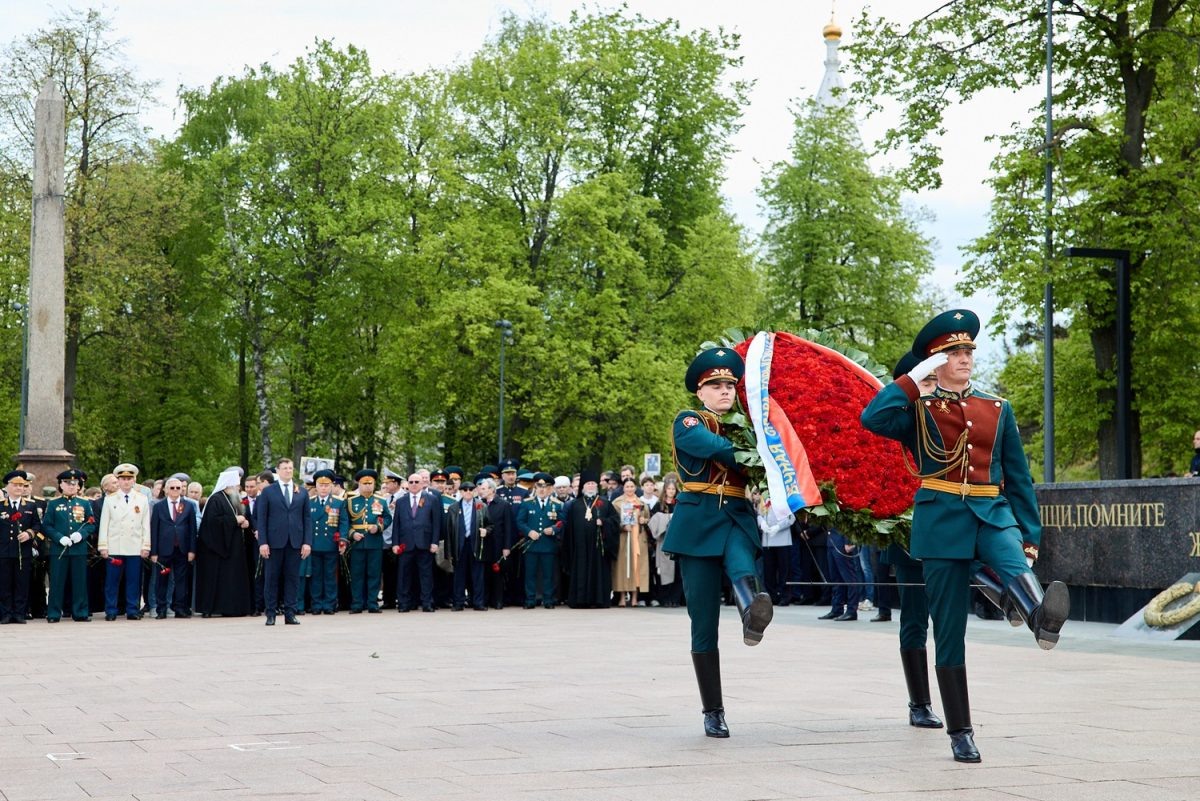    Глеб Никитин в День Победы возложил цветы к Вечному огню в Нижегородском кремле