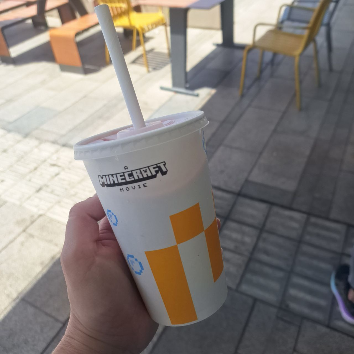 Да, да, это он, клубничный молочный коктейль из мадональса.