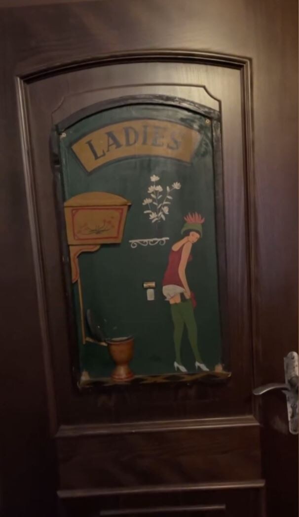 Картинка на двери показалась Гузеевой очень привлекательной