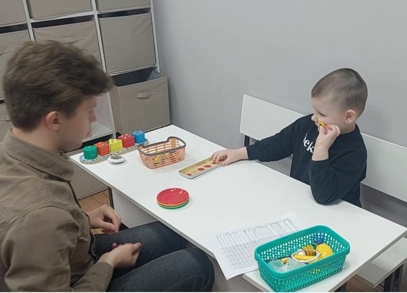 Наши психологи работают в трёх филиалах города, предлагая поддержку в более интегрированных средах, чтобы дети чувствовали себя более свободно и безопасно. Важным аспектом является создание атмосферы, способствующей раскрытию потенциала каждого ребенка, а не просто решению поведенческих проблем.