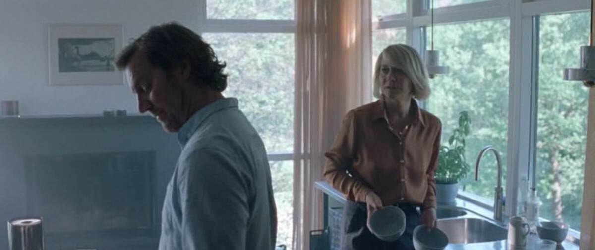 Утро Анни и Петера в большой светлой кухне. Муж недоволен, что жена постоянно работает и даже к ним домой приходят её клиенты из адвокатской конторы