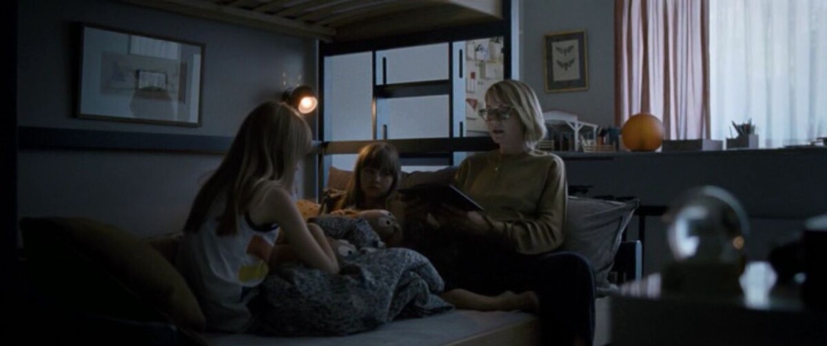 Вечер в кругу семьи. Анни читает сказку дочкам-близняшкам