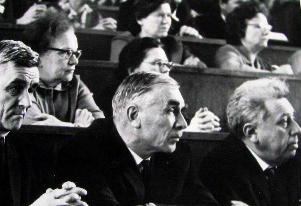 Г.П. Барсанов с коллегами-выпускниками.