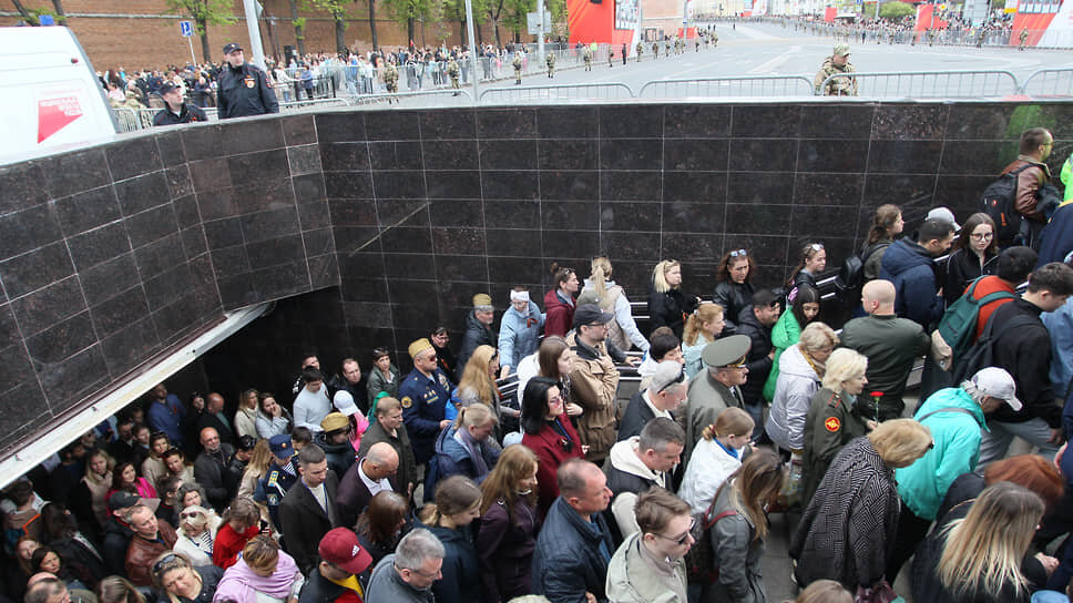 Поток зрителей, выходящих к параду из подземного перехода.📷Фото: Роман Яровицын / Коммерсантъ