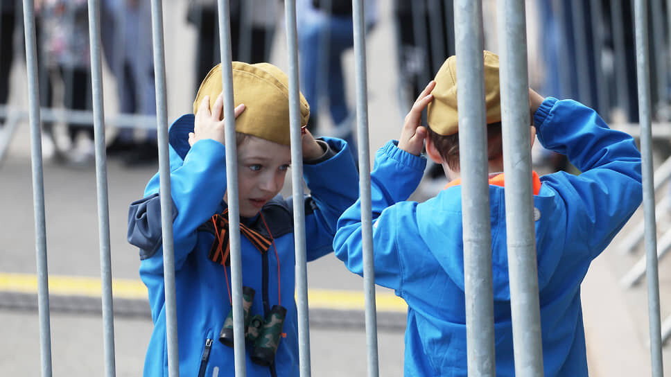 Школьники поправляют пилотки.📷Фото: Роман Яровицын / Коммерсантъ
