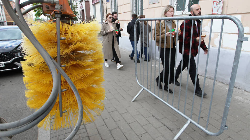 Щетка коммунального автомобиля оцепления перед ограждением зоны празднования.📷Фото: Роман Яровицын / Коммерсантъ