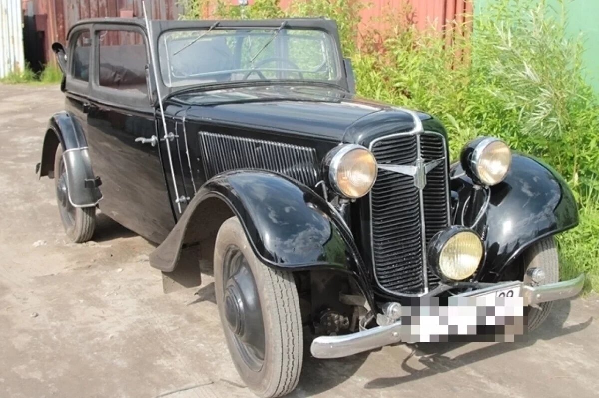    Выставка собрала десятки старинных машин.