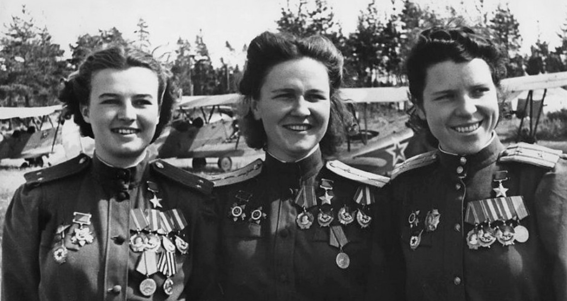 На фото: слева направо Наталья Меклин, Надежда Попова, Евдокия Никулина.