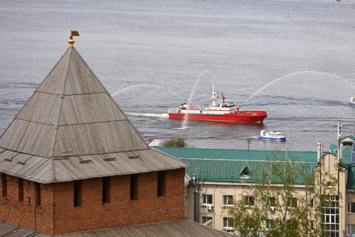    Шоу водной техники стало продолжением Парада Победы