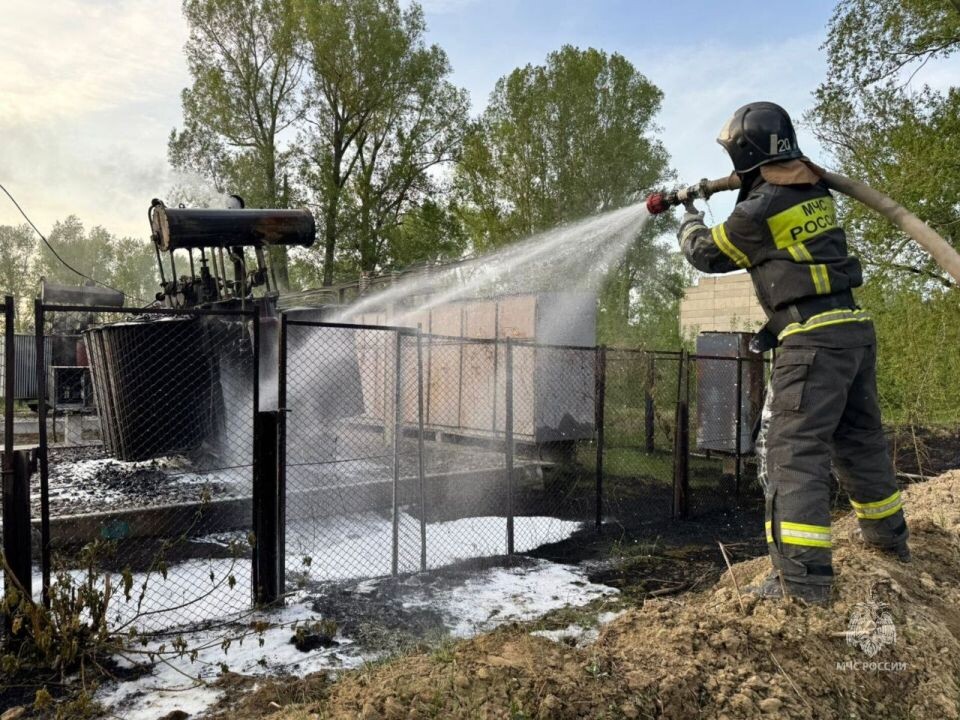    Пожар на подстанции в Бийске. Источник: t.me/mchs_altkray