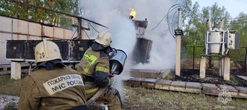    Пожар на подстанции в Бийске. Источник: t.me/mchs_altkray
