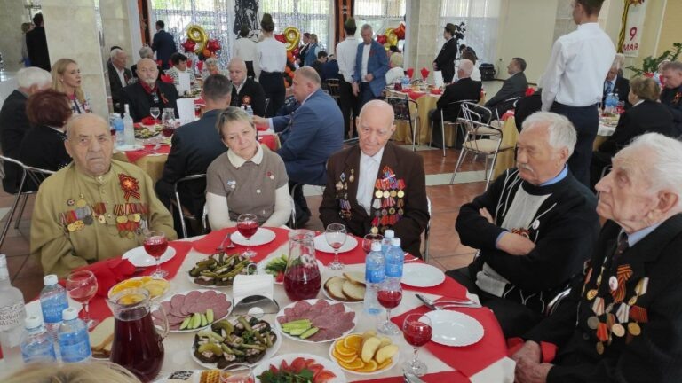    В Оренбурге ветеранов накормили солдатской кашей. И угостили фронтовыми сто граммами Андрей Севостьянов