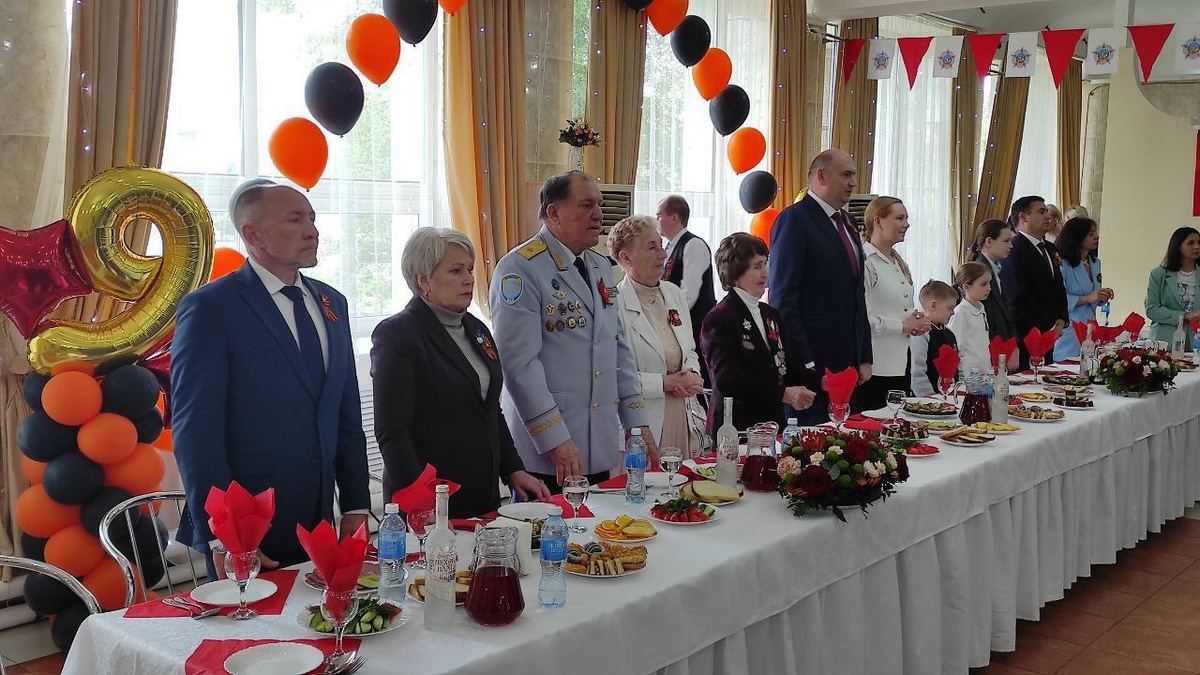    В Оренбурге ветеранов накормили солдатской кашей. И угостили фронтовыми сто граммами Андрей Севостьянов