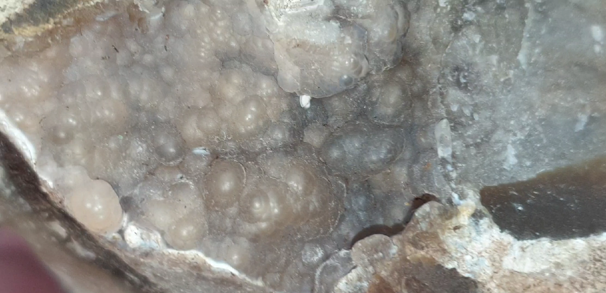 Фрагмент натечного халцедона на кремне. Фото автора