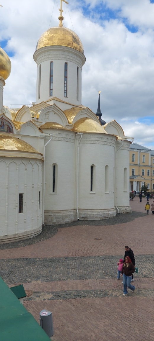 Троицкий собор самый древний на территории Лавры. 