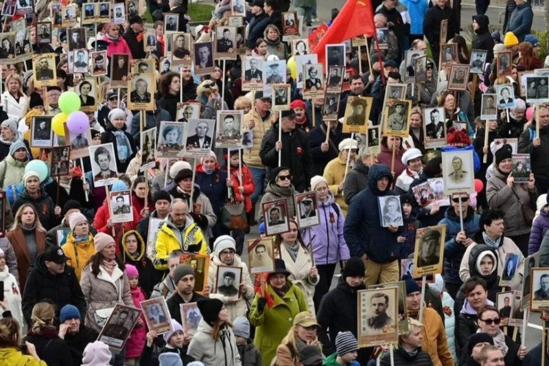    Более 55 тысяч человек участвовали в шествии "Бессмертного полка" в Петрозаводске Артур Парфенчиков / ВК