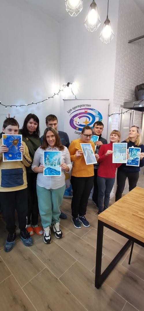 Забыв о барьерах, они смело берут в руки кисти, заставляя холсты оживать яркими красками.