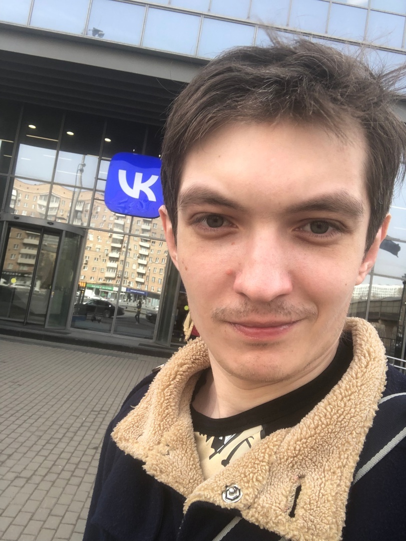 О, а вот и я, Денис, возле главного офиса ВКонтакте в Москве
