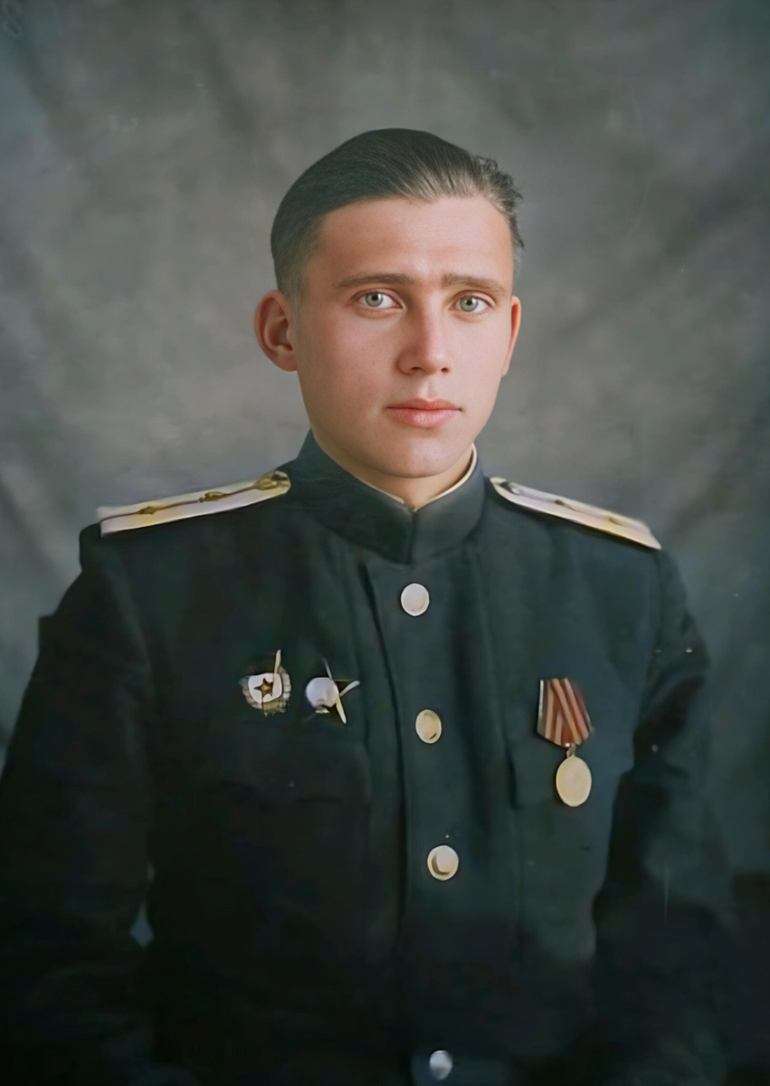 Мой дед Иванов Владимир Васильевич в после военные годы с наградами. Редкий ветеран Великой отечественной не имел на своем кителе ни одной награды